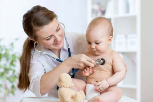 Baby undersøges for buler ved korsbenet