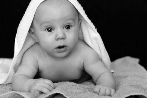 Baby pakket ind i håndklæder