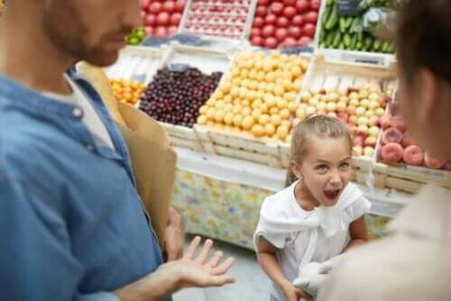 Et overforkælet barn råber i supermarked