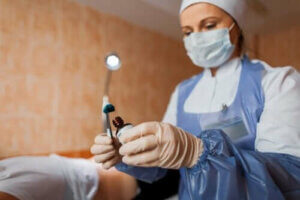 Man bør behandle et inficeret sår på denne måde