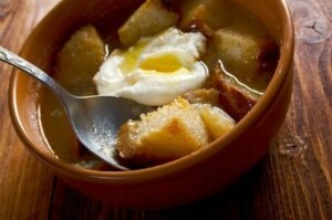 Castiliansk hvidløgssuppe - se her, hvordan du laver den