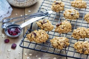 Sådan laver du sunde cookies med havregryn og rosiner