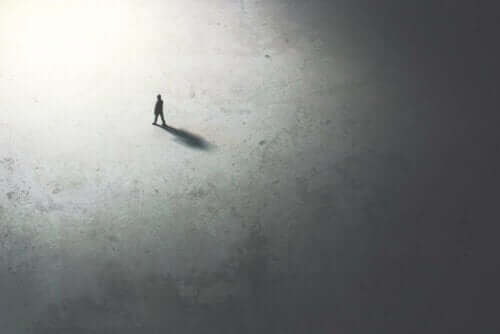 Ensom person lider af autofobi