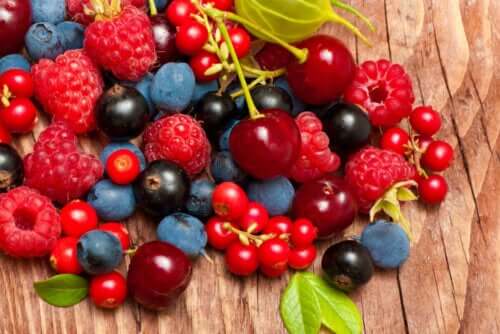 Forskellige bær er eksempel på røde frugter og grøntsager
