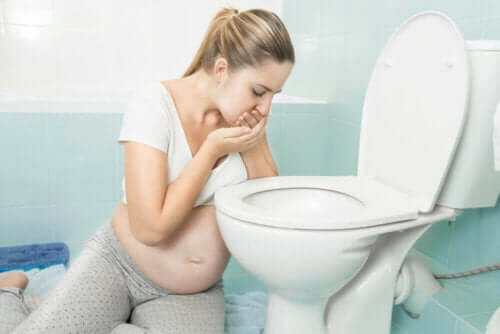 Gravid kvinde ved toilet oplever kvalme