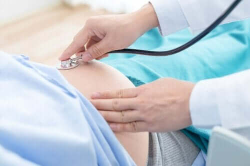 Gravid kvinde undersøges