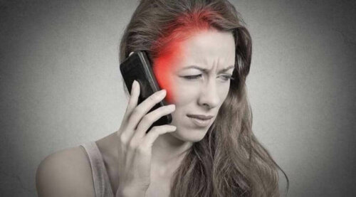 Kvinde, der får hovedpine af at snakke i telefon