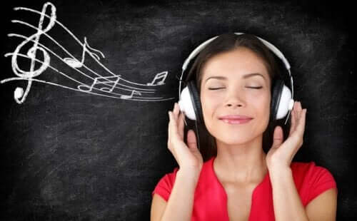 kvinde der hører musik