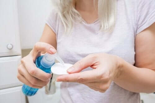 Kvinde vil fjerne makeup