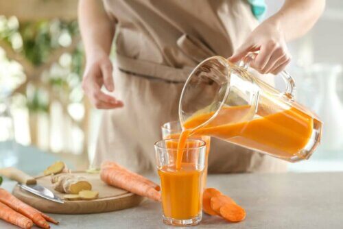 Kvinde laver hjemmelavet gulerodsjuice