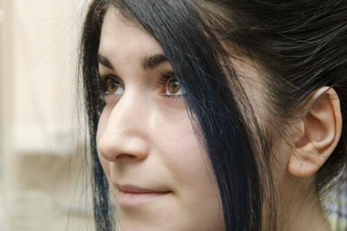 Kvinde viser eksempel på forskellige næseformer