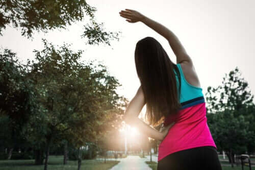 Kvinde laver dynamiske udstrækningsøvelser før løb