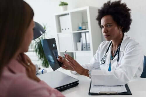 Læge taler med patient om sekret fra brystvorter