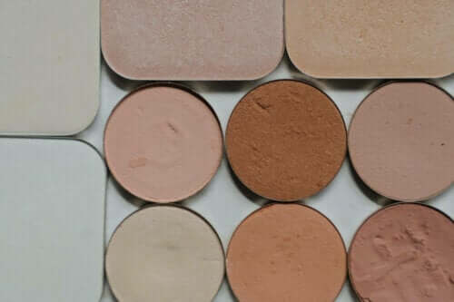 Farvekorrigerende makeup