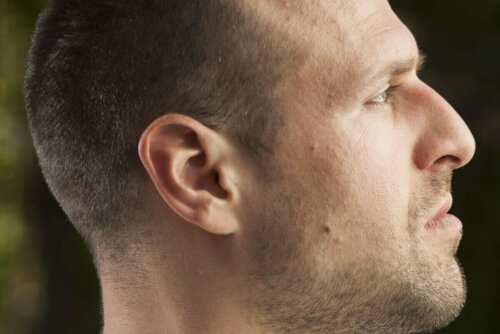 En mands ansigt set fra siden