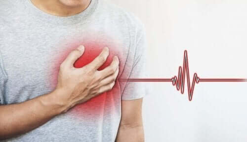 Mand med hjerteanfald tager sig til bryst