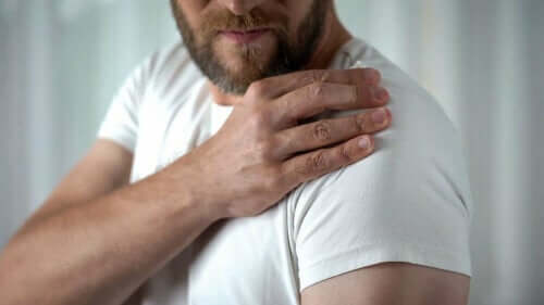 Mand med ondt i skulderen