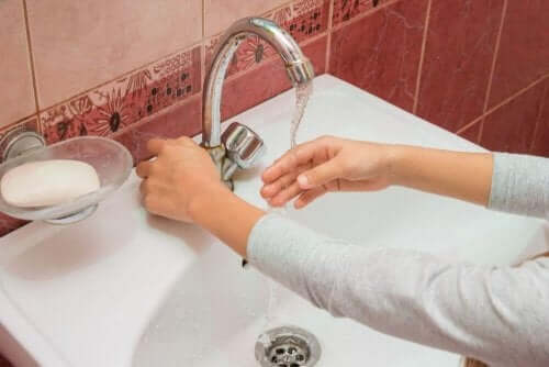 Person vasker hænder