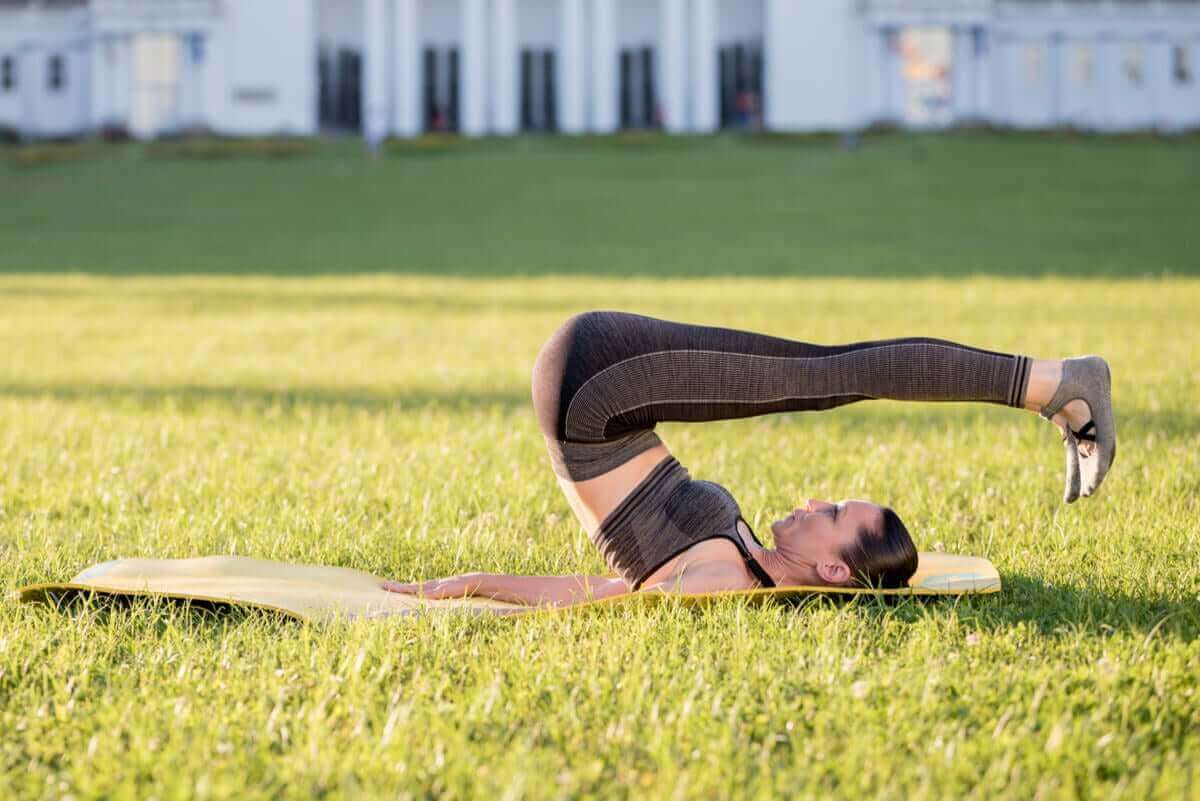 Rolling back-øvelsen strækker rygsøjlen og forbedrer fleksibiliteten i ryggen