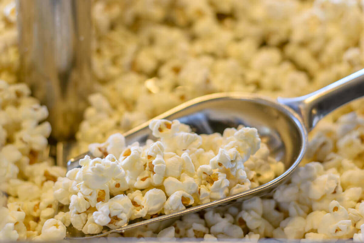 Kommercielle versioner af popcorn indeholder tilsætningsstoffer, der ikke er så sunde, såsom salt og simpelt sukker