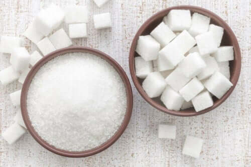 Skåle med hvidt sukker