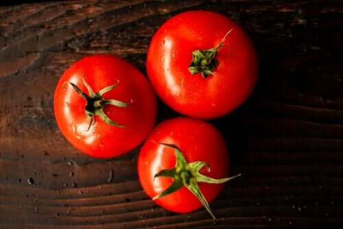 Tre tomater på bord