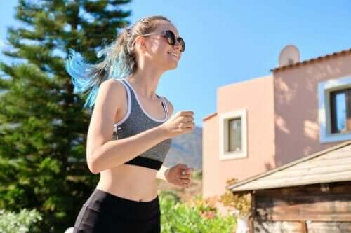 Ung kvinde løber som eksempel på sunde vaner hos teenagere