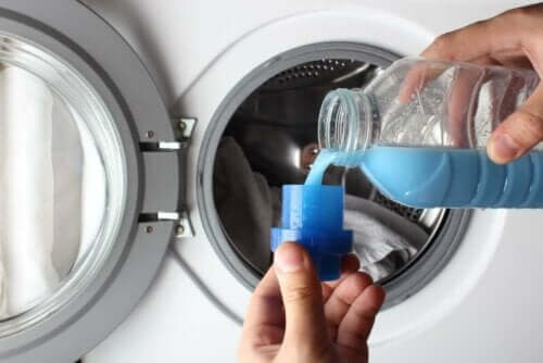 Vaskemiddel og vaskemaskine er ikke optimalt til at rengøre læderjakker