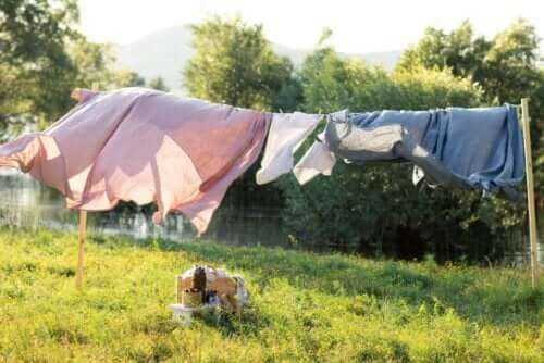 Vasketøj hænger til tørre udenfor
