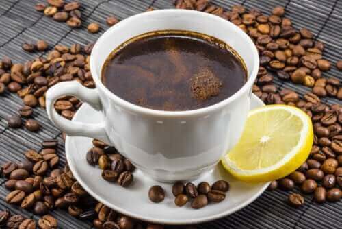 Kaffe og citron: Er det en god blanding?