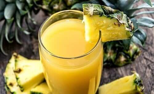 Juice fra ananas giver lækre sommerdrikke