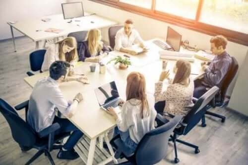 Personer i arbejdsmøde