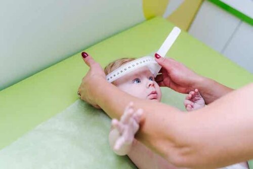 Baby, der bliver målt om hovedet
