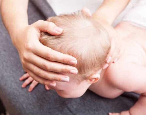 Baby, der holdes om hovedet