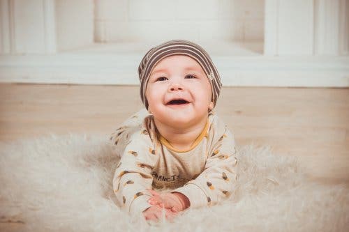 Baby ligger på maven