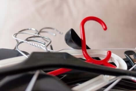 Bøjler kan let hobe sig op i skabet