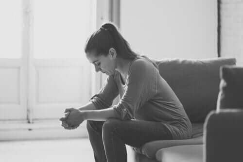 Kvinde med falsk graviditet er deprimeret på sofa