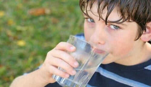 Dreng drikker vand