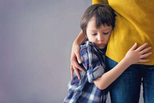 Dreng, der krammer voksen, lider af angst hos børn