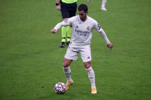 Grunden til Eden Hazards skade i højre hoftebøjer