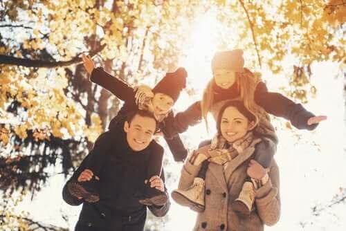 Smilende familie udenfor