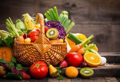 Frugter og grøntsager i kurv