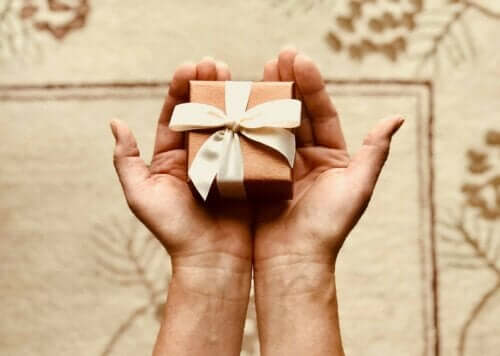 Person holder gave i hænderne som eksempel på gaveidéer til den rejseglade