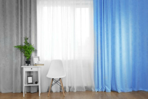 Blå, grå og hvide gardiner kan hjælpe os til at vælge de rigtige gardiner til hjemmet