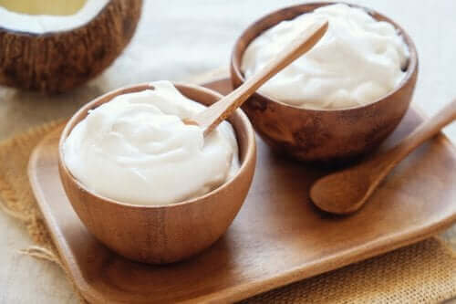 Græsk yoghurt i træskåle