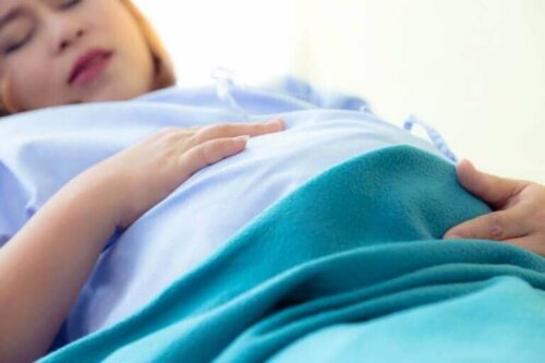 Gravid kvinde er indlagt og skal have udført en af de gængse typer af abort