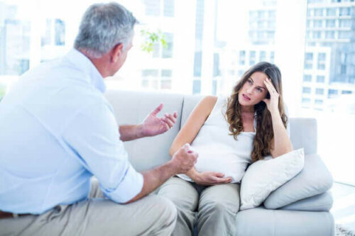 Kvinde taler med læge om falsk graviditet