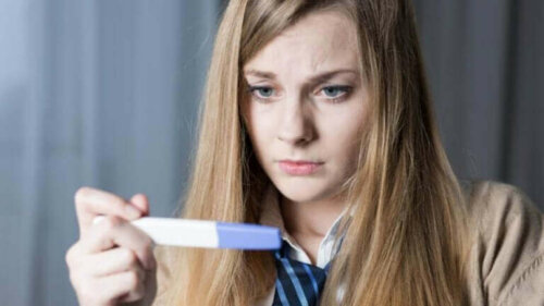 Kvinde med graviditetstest er bekymret for forskellige typer af abort