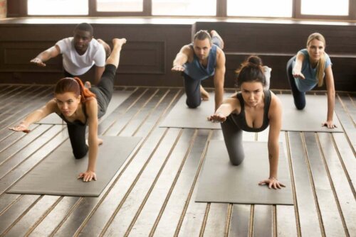 Gruppe, der laver øvelser