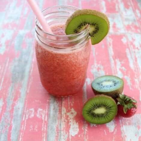 Jordbær og kiwi i en kølig drik